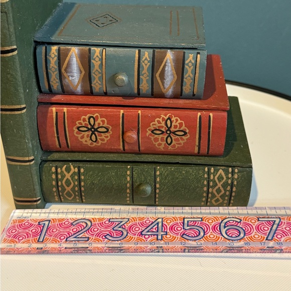 Wooden Painted Bookend With 3 Built In Drawers, In Excellent Condition - Picture 6 of 8